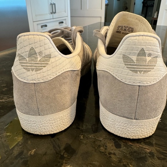 ADIDAS GAZELLES. light grey, SIZE 5. - Picture 2 of 5
